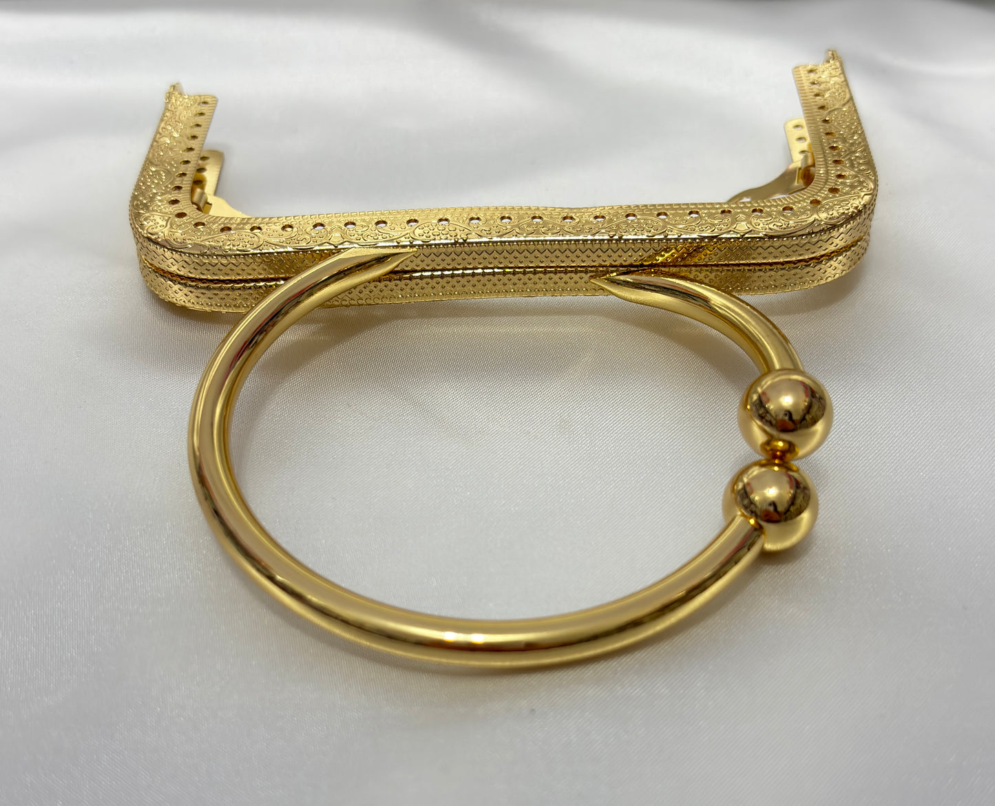Clutch for bag with round handle