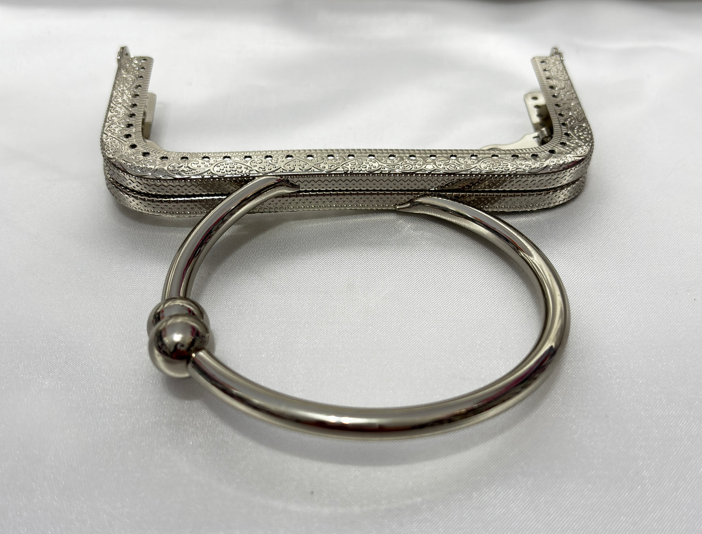 Clutch for bag with round handle