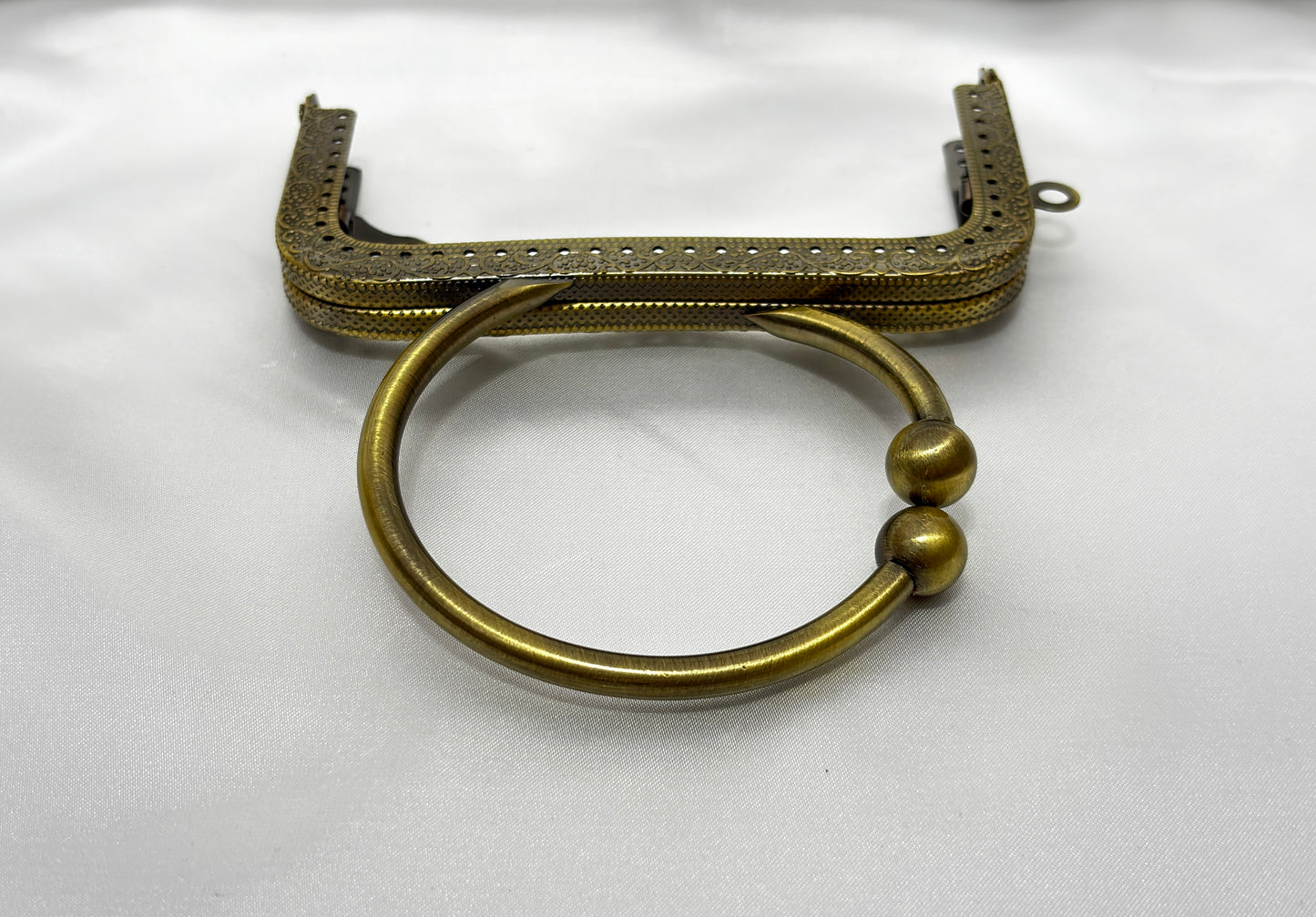 Clutch for bag with round handle