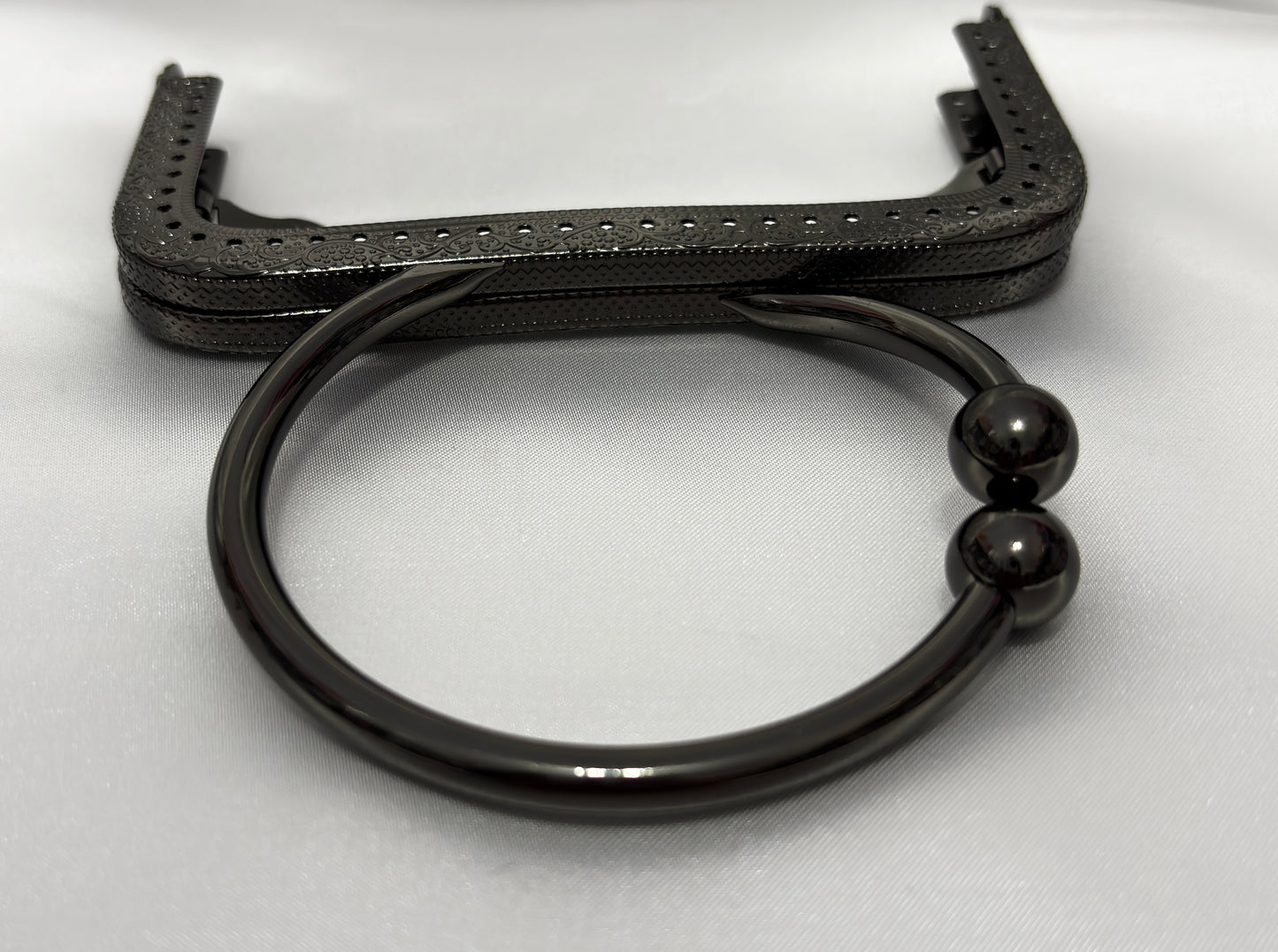 Clutch for bag with round handle