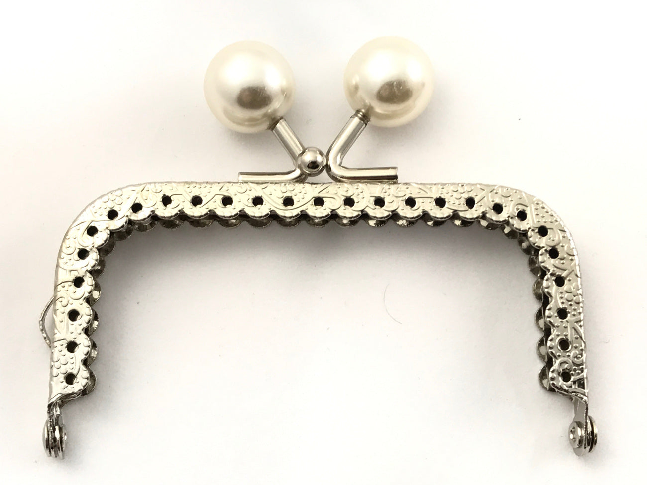 Clic Clac for rectangular bag with pearls.