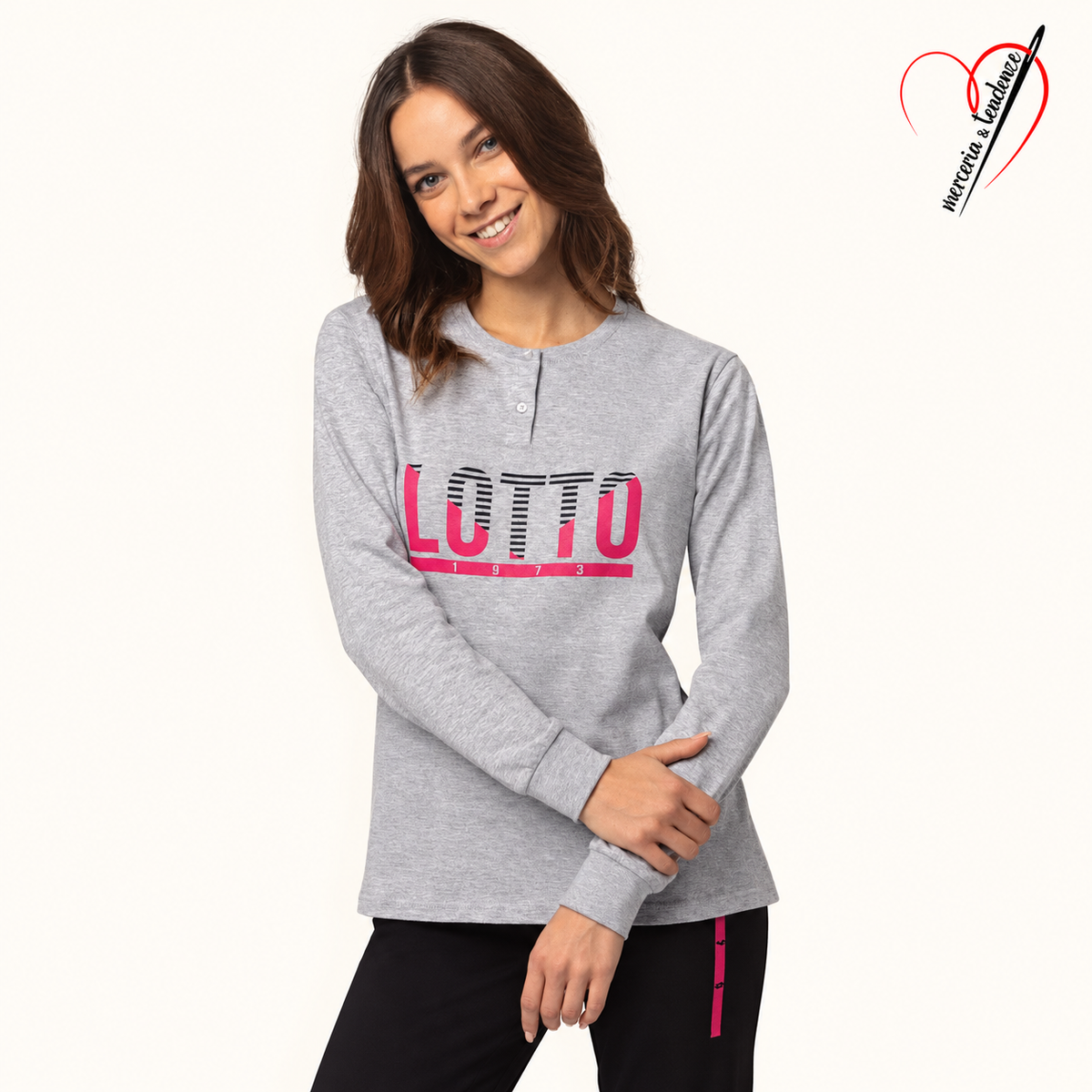 Lotto LP5235 grigio mélange: dettaglio della maglia a maniche lunghe con stampa fucsia e parte superiore dei pantaloni scuri