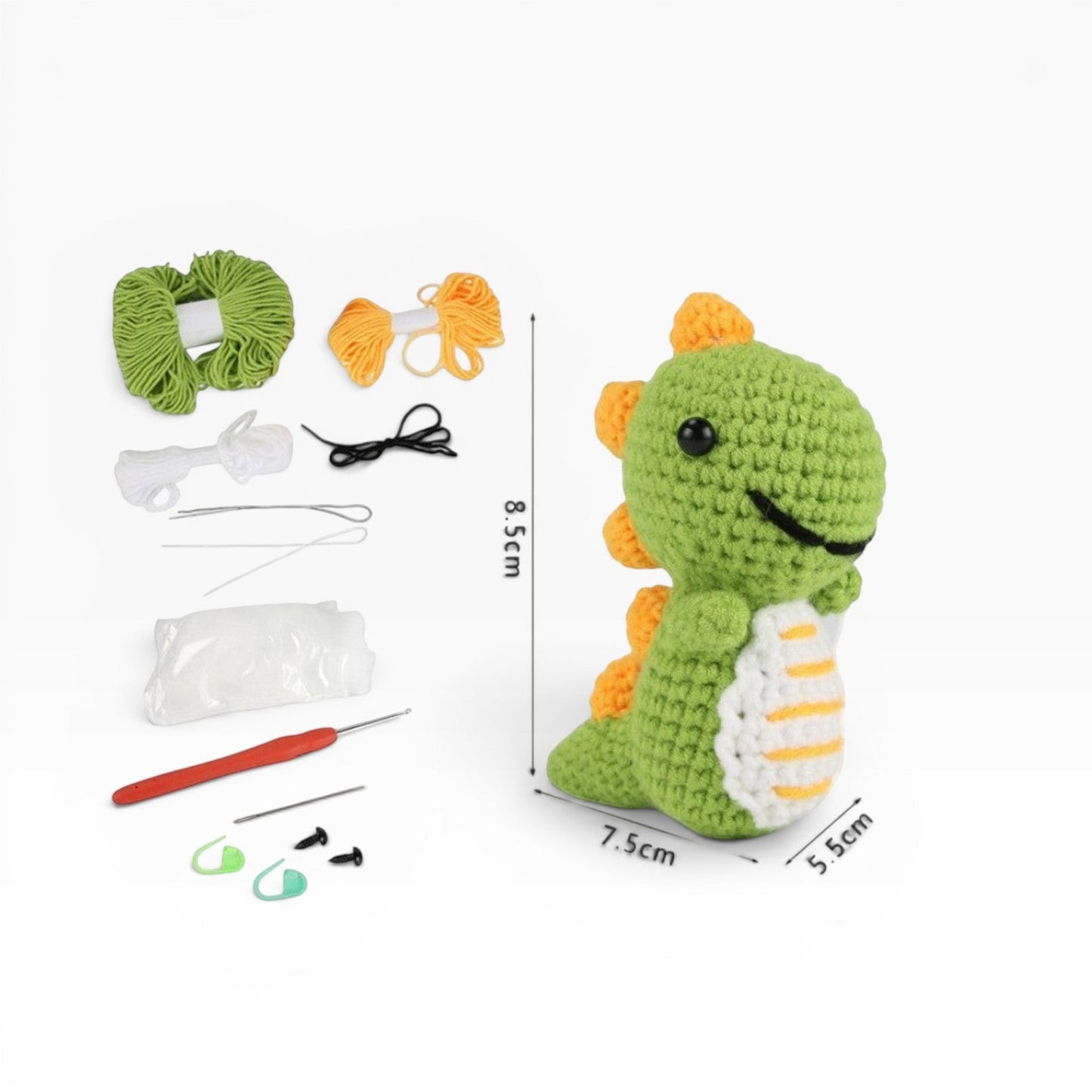 Kit uncinetto Merceria & Tendenze per realizzare un dinosauro amigurumi verde e arancione con filati e accessori