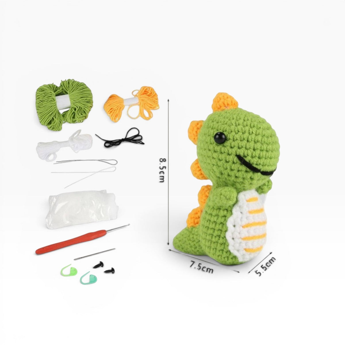 Kit uncinetto Merceria & Tendenze per realizzare un dinosauro amigurumi verde e arancione con filati e accessori