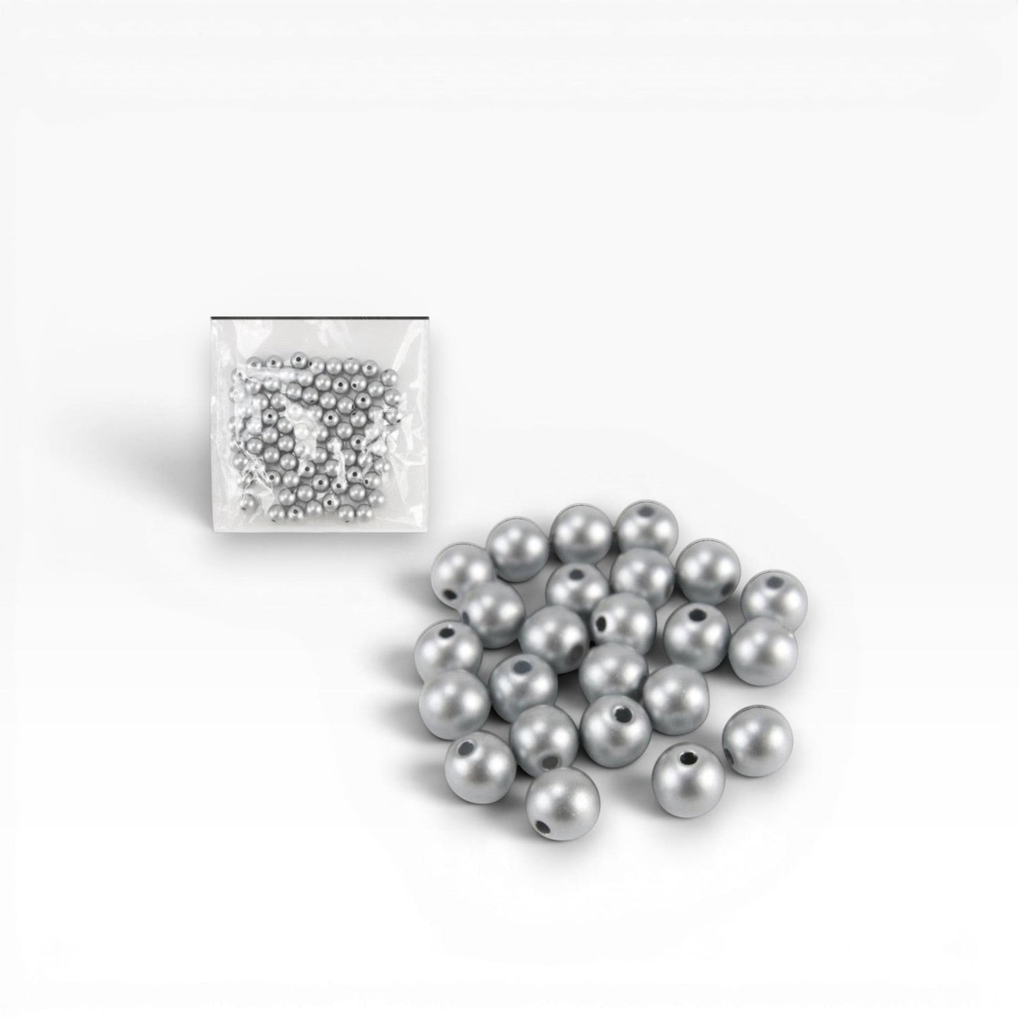 Perline sintetiche rotonde color argento da 8 mm di Merceria & Tendenze, ideali per creare bracciali e collane.